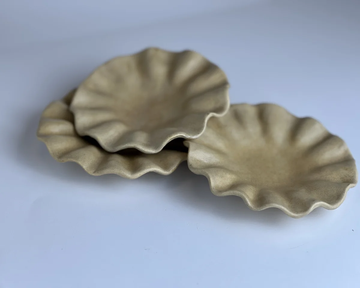 Set of ceramic bowls with wavy edge