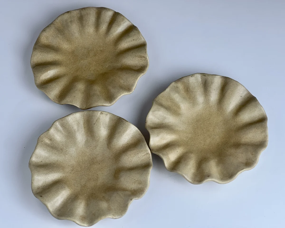 Set of ceramic bowls with wavy edge