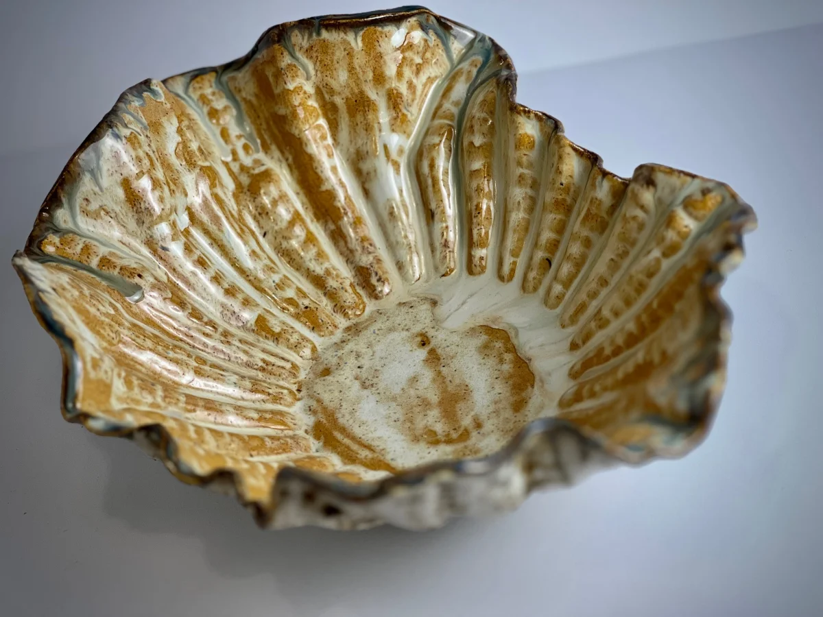 Decorative ceramic bowl "Shell"